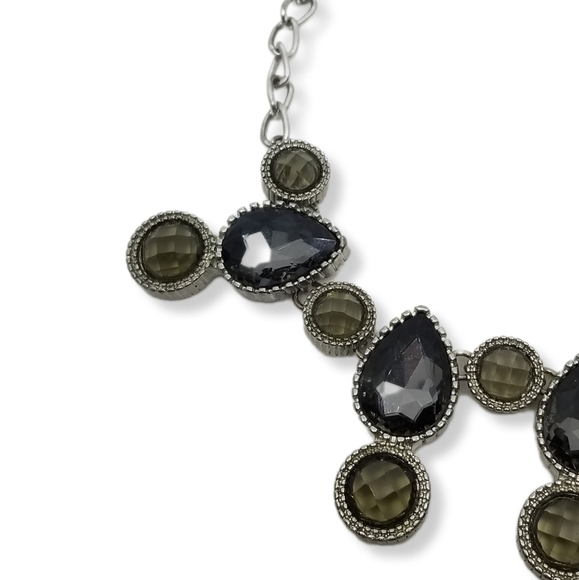 VINTAGE SILVERTONE WITH BLUE/GREY & GREENISH AUSTRIAN CRYSTAL STATEMENT NECKLACE - Picture 4 of 7